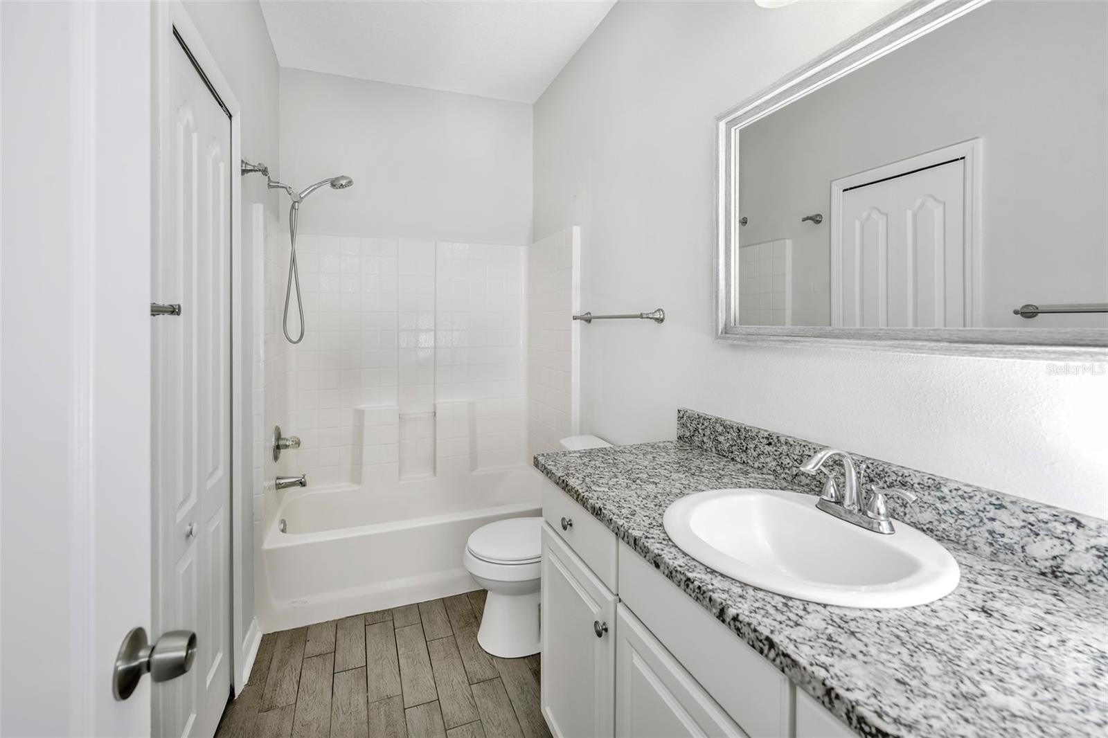 Primary en-suite with granite counters