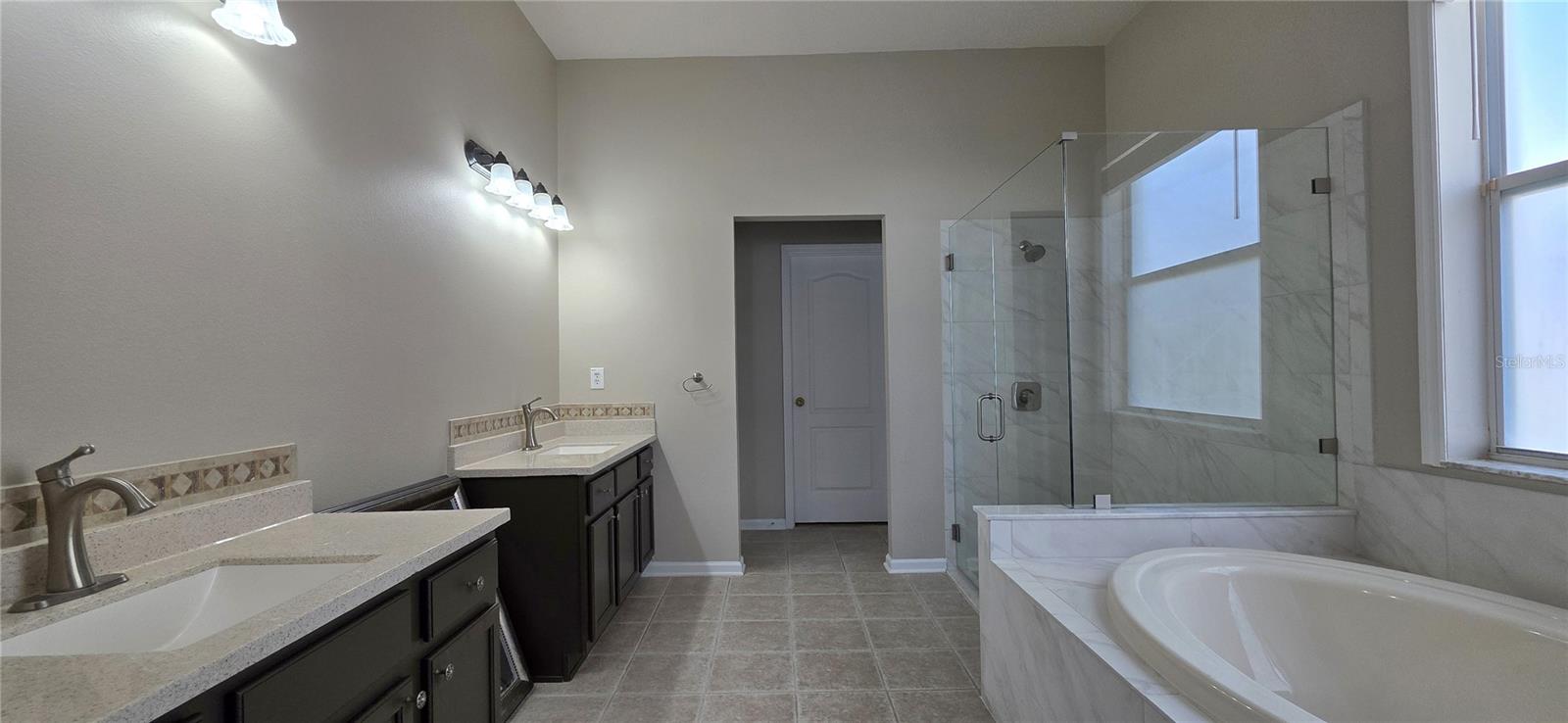 25638 Ferdinand - principal bathroom