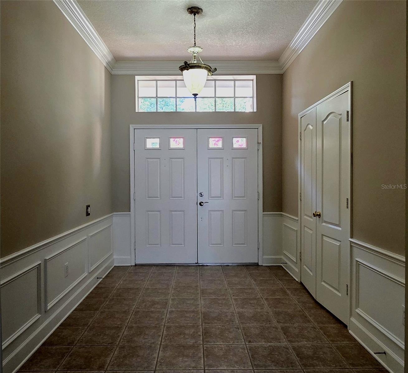 25638 Ferdinand - entryway