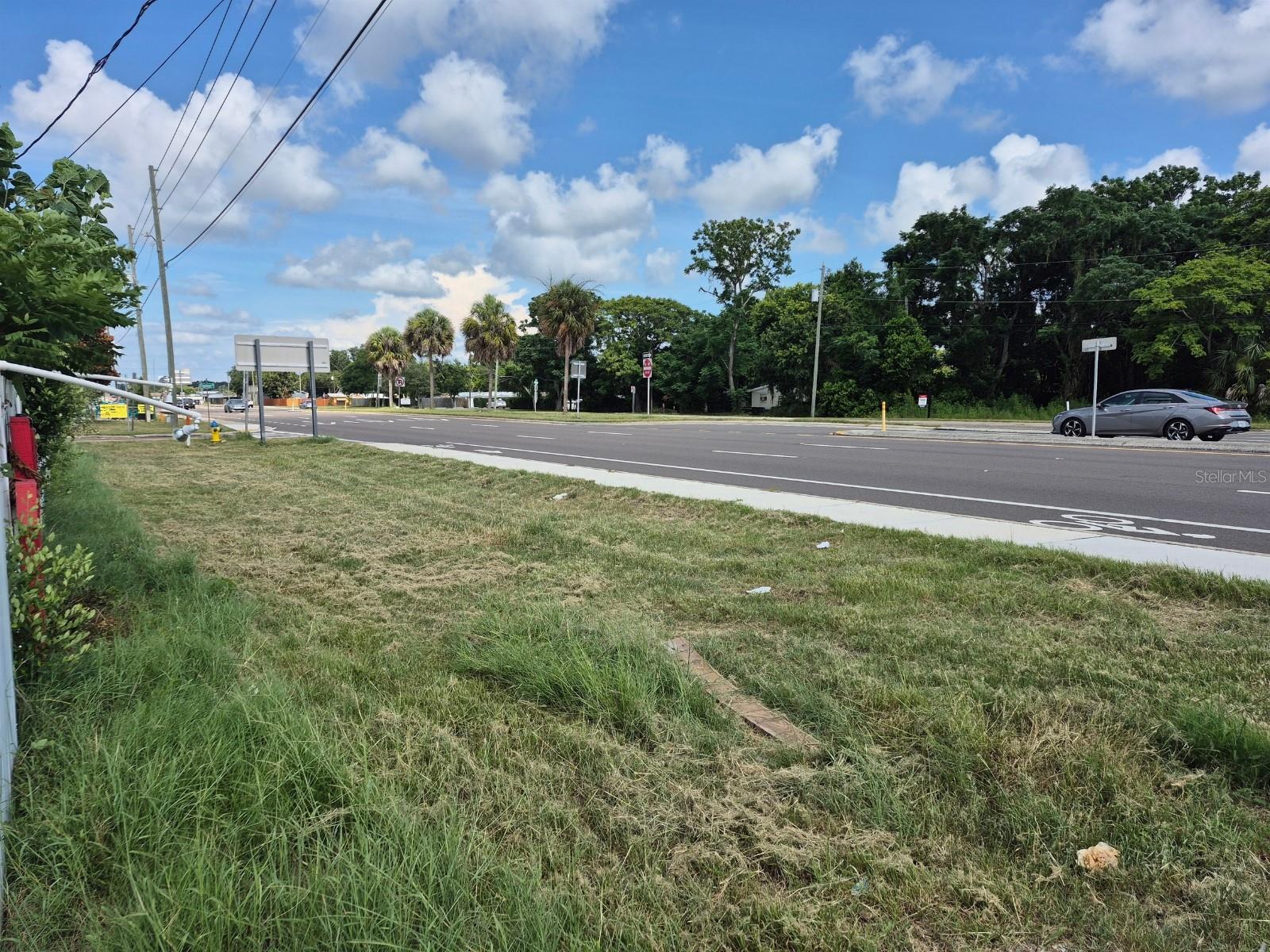 Left turn lane from Eastbound SR 54 permitting easy in and out.