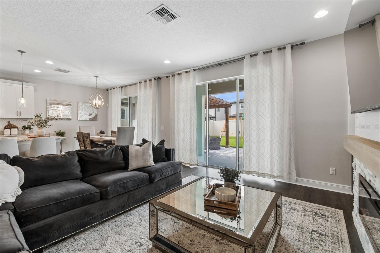 TB8519928