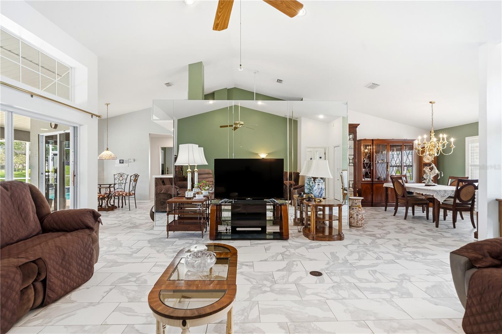 LIVINGROOM