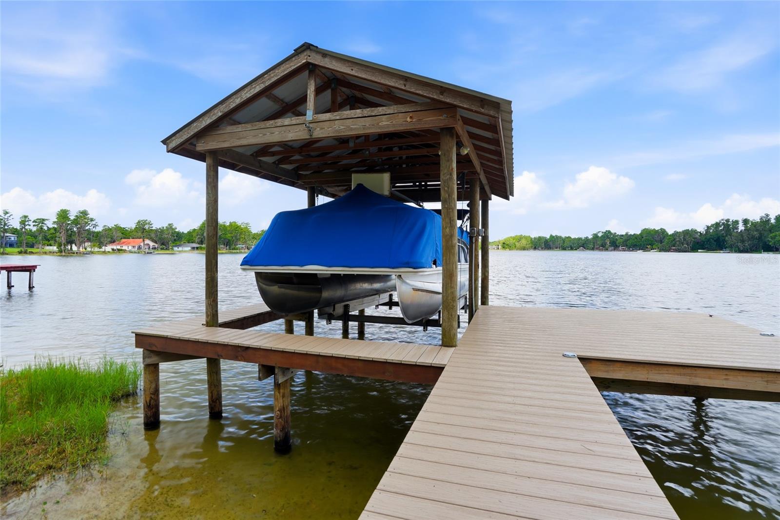 Covered boat lift
