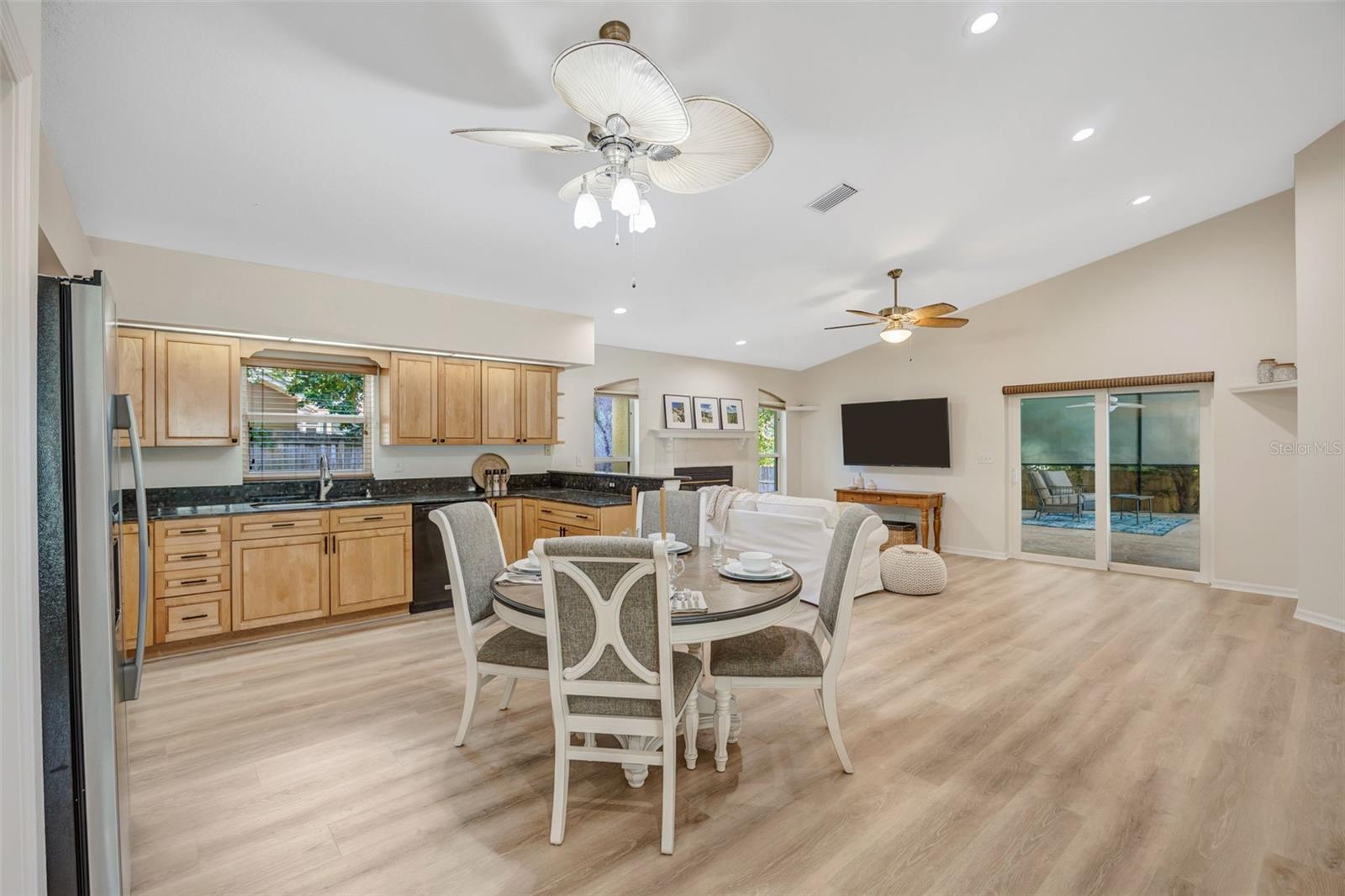 Kitchen & Dining