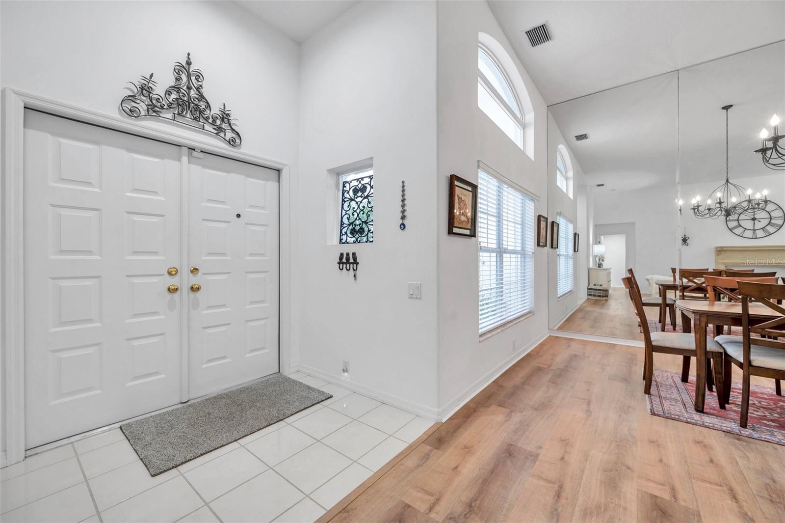 Entrance- foyer with vaulted high ceiligs