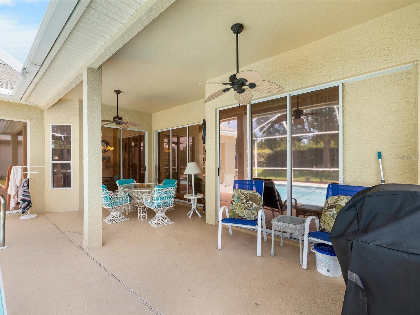 Great area to entertain or coffee in the morning :)