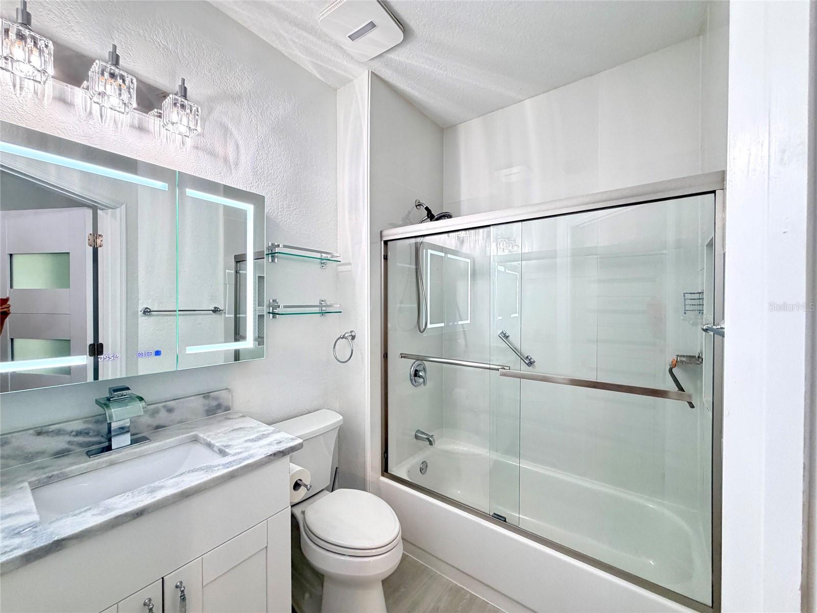 Guest Bathroom w/Tub