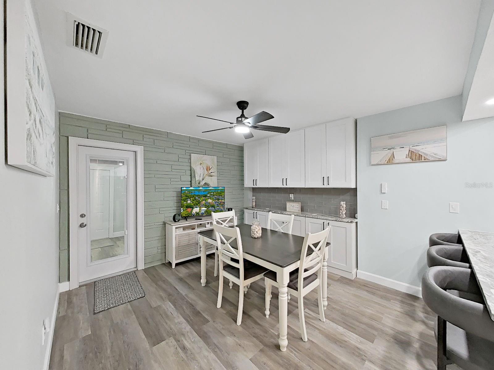 Coffee Bar! Eat at the breakfast counter or kitchen table or both!  Plenty of spcae here!