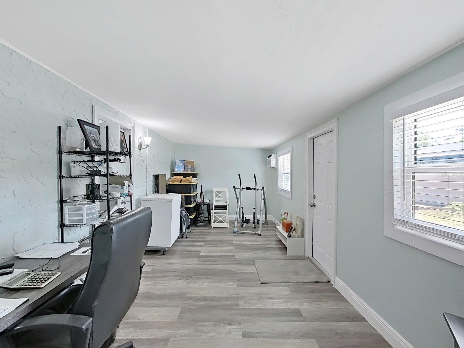 Huge Flex space great for an office, extra bedroom playroom or 2nd living space!