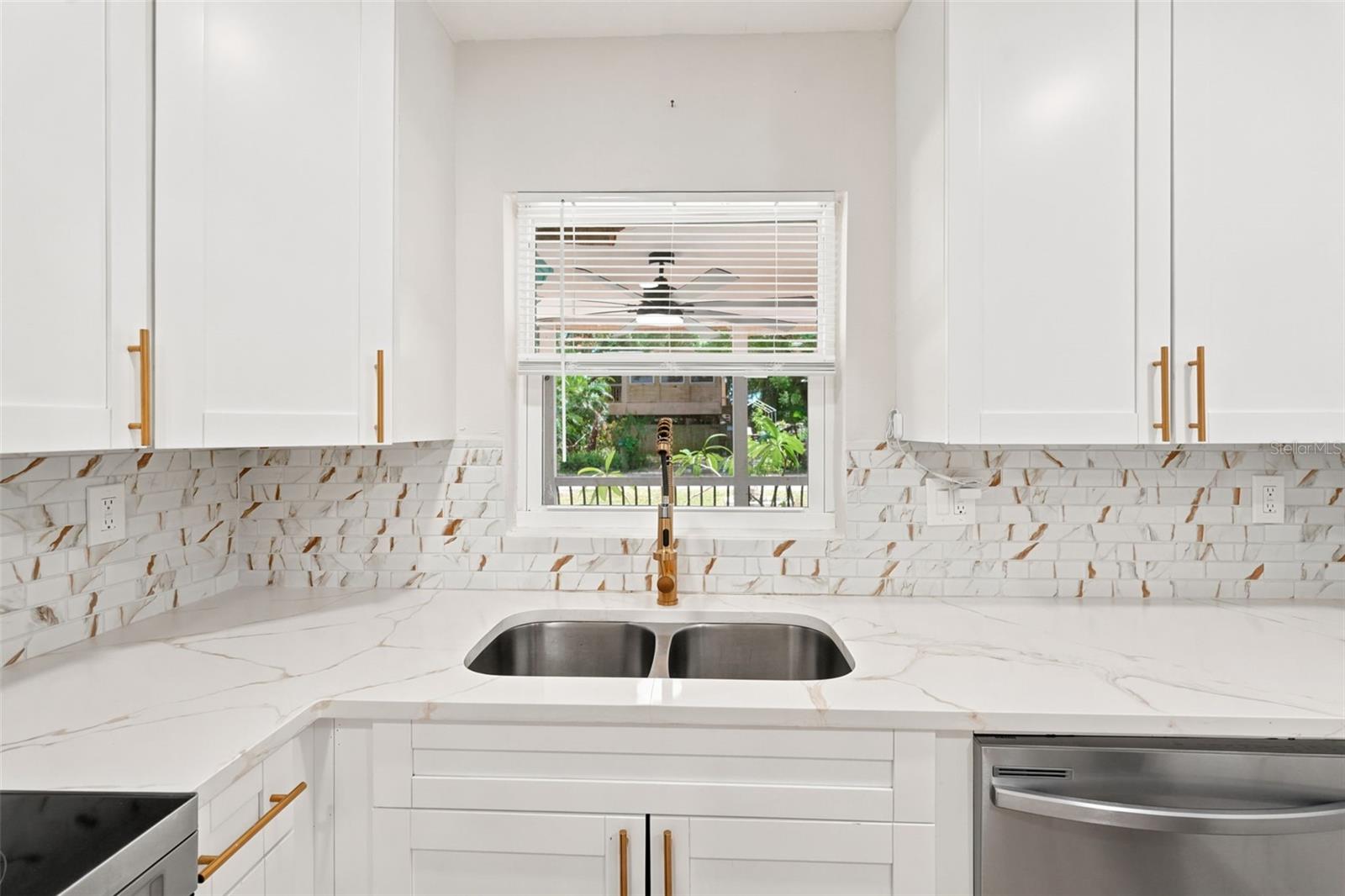 TB8520498