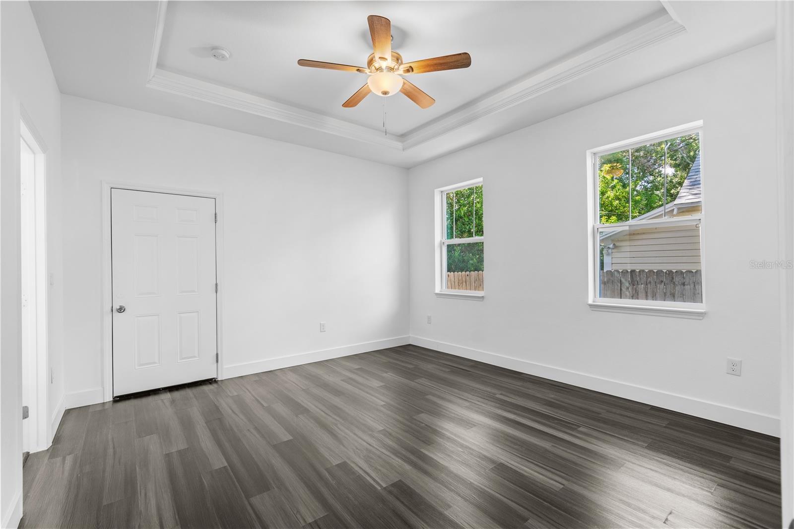 1ST LEVEL PRIMARY SUITE W/ ENSUITE BATHROOM