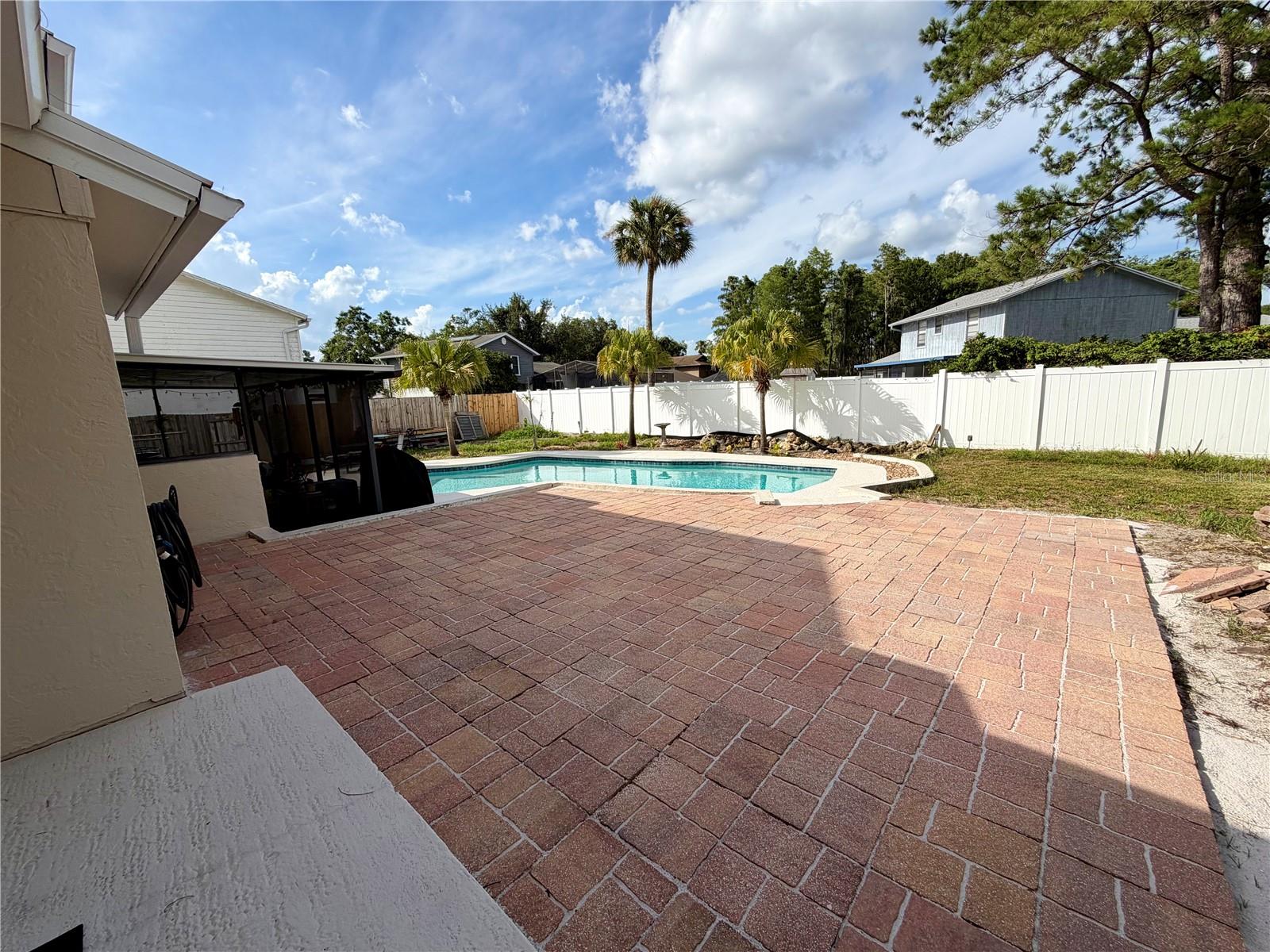 Brand new paver patio, great for entertaining!