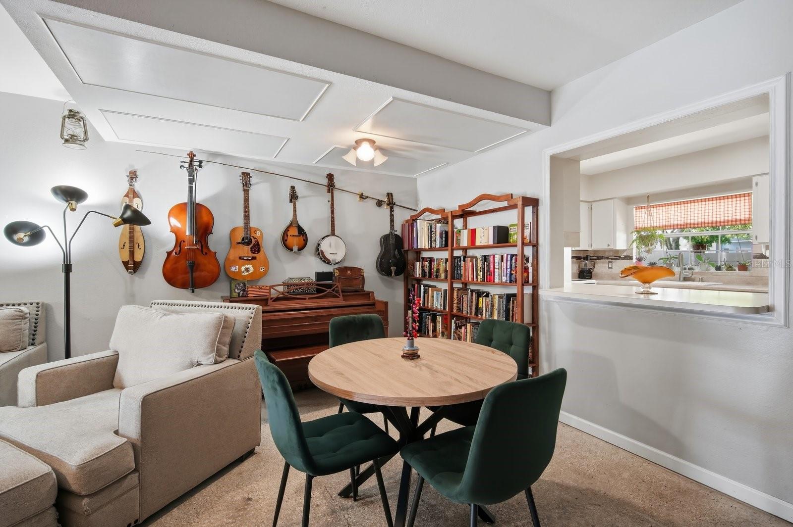 Dining area/breakfast bar