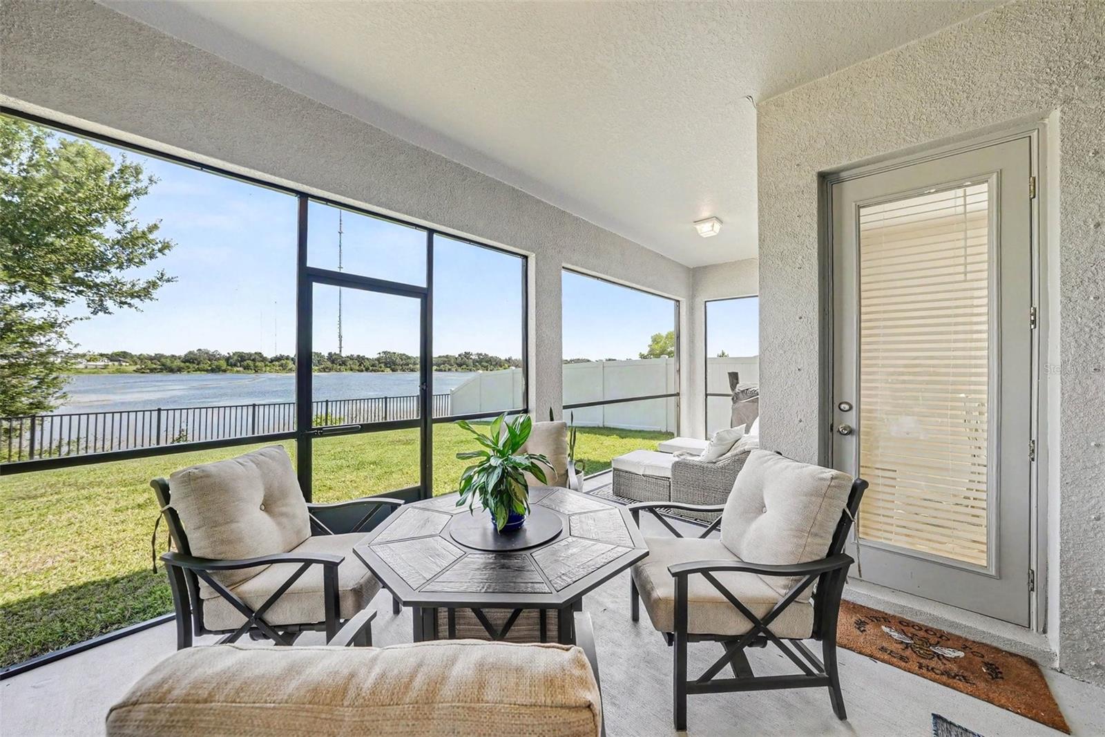 Serenity in this cozy lanai!
