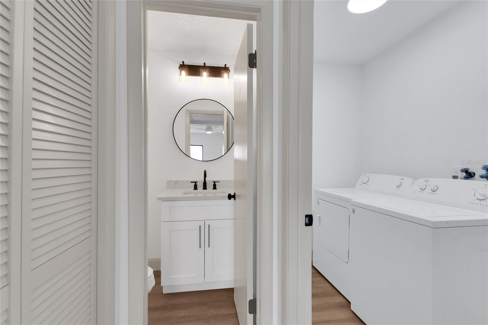 Downstaris 1/2 Bath & laundry