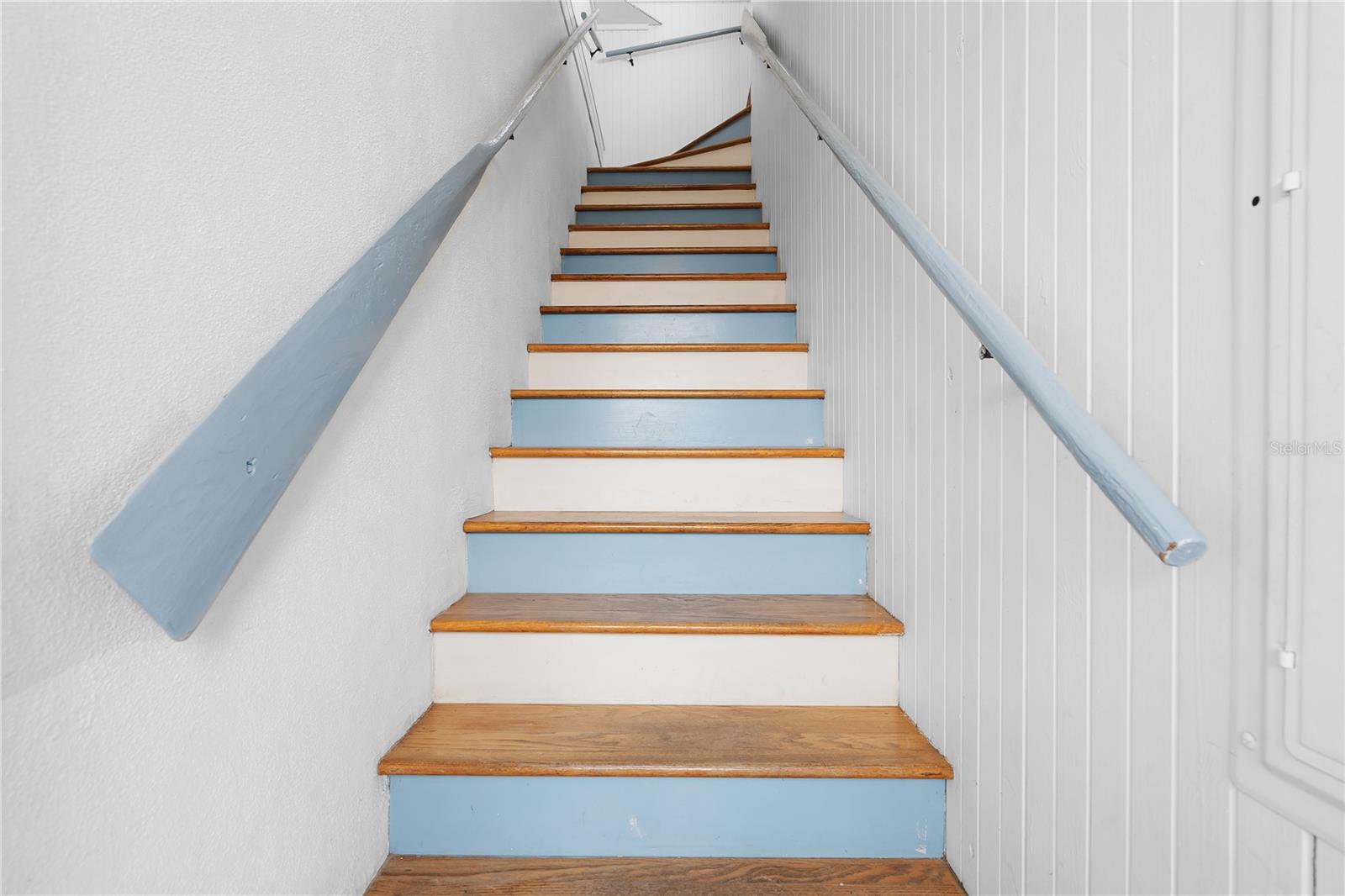 Apartment entry stairway