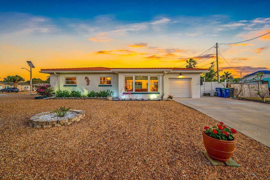 WELCOME HOME!  1401 ISLAND DR. S.Who doesn't want to live on "Island" time!