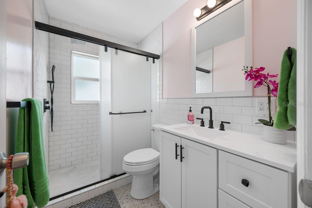 Renovated Hall Bath - Fresh and Clean!