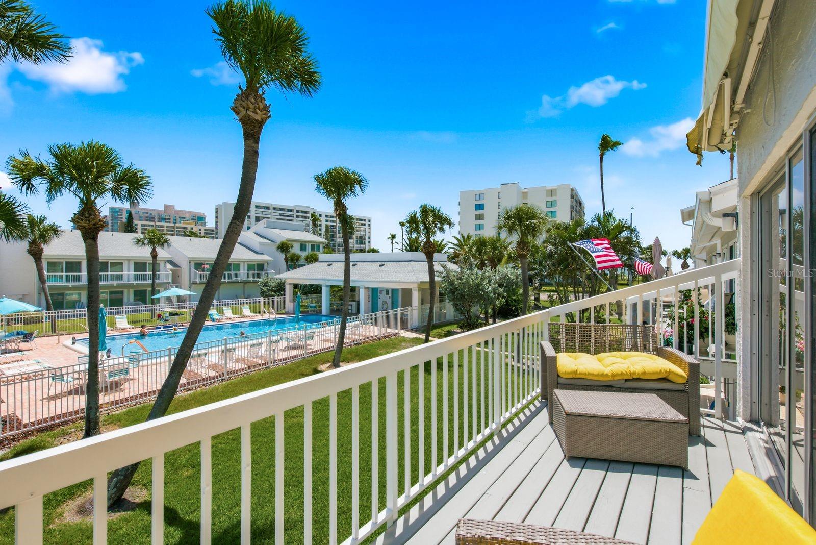 Super convenient space overlooking pool and intracoastal