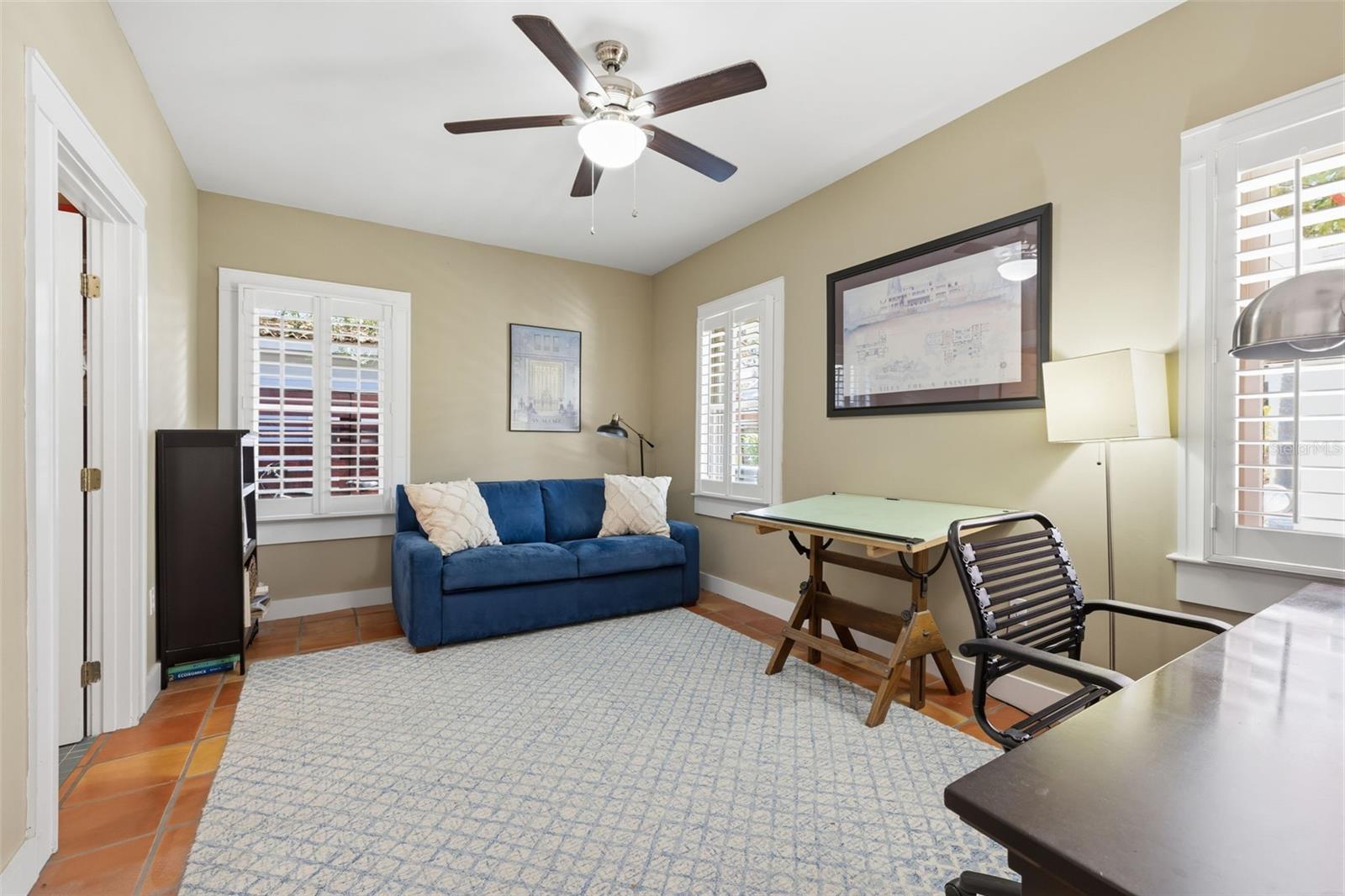 Casita Bedroom w/ Full Bath & Walk-in Bathroom