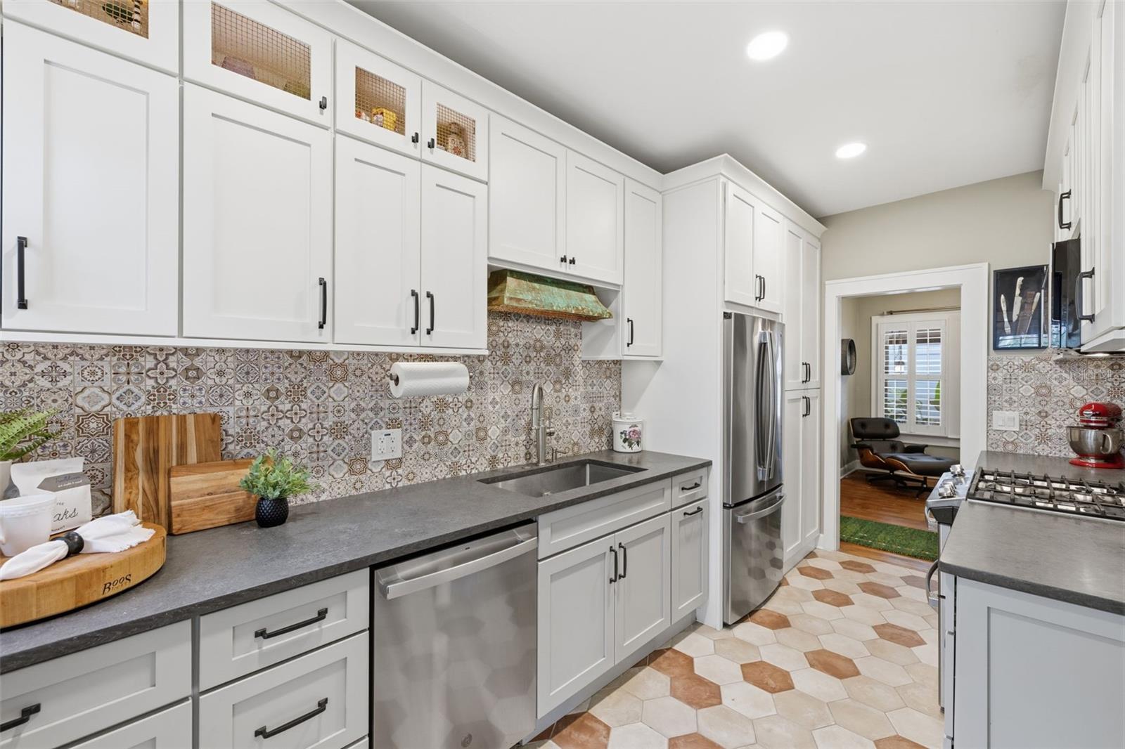 Updated Kitchen w/ Quartz & Gas