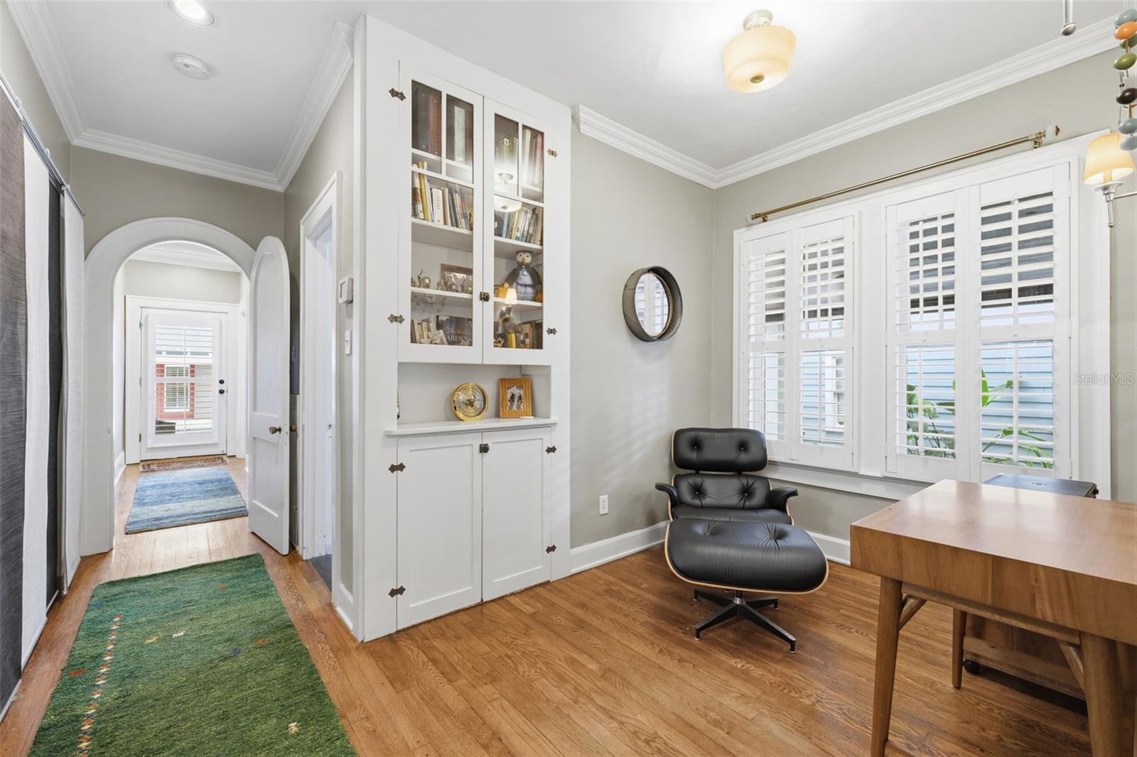 Enclave for office or breakfast nook