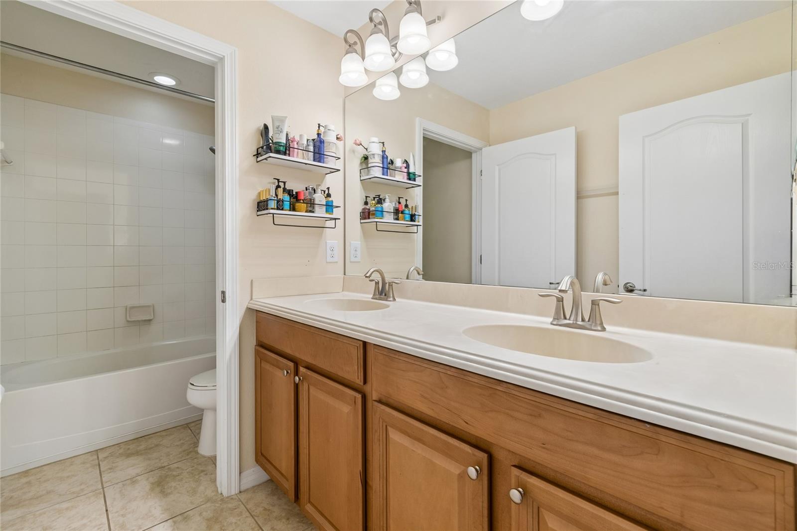 2nd bathroom (upstairs)