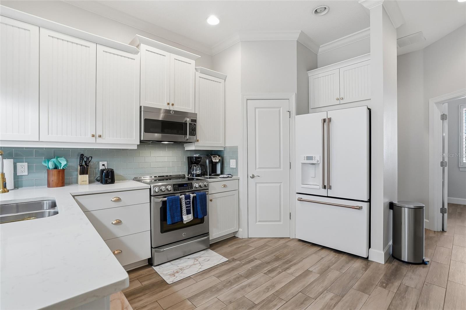 Upgraded appliances, designer cabinet knobs and pulls plus a walk in pantry makes this kitchen very functional.