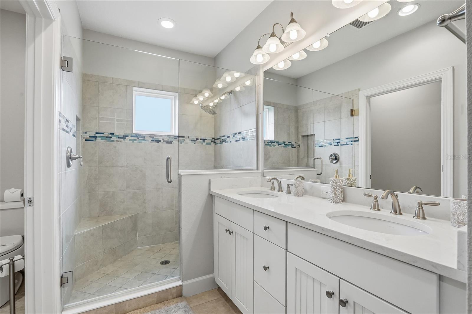 Primary bathroom en-suite