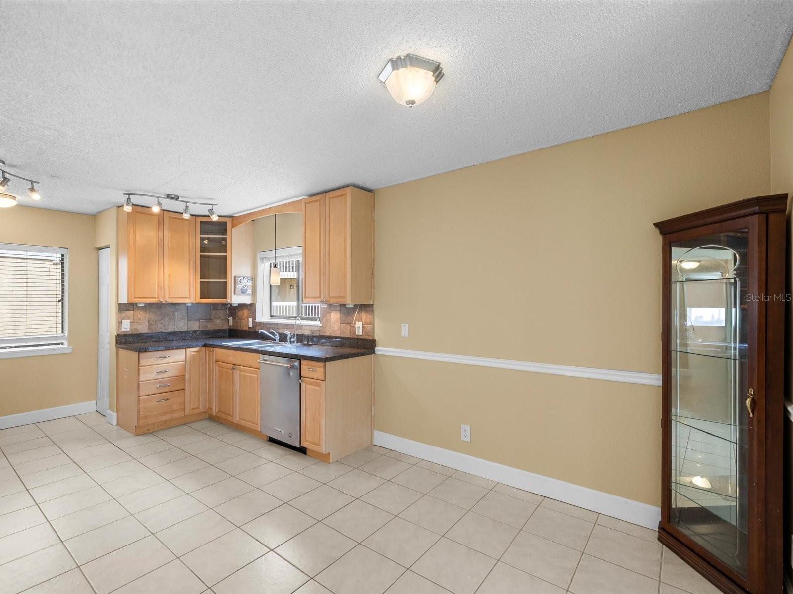 Large, Beautiful Kitchen with Eat-in Dining Space