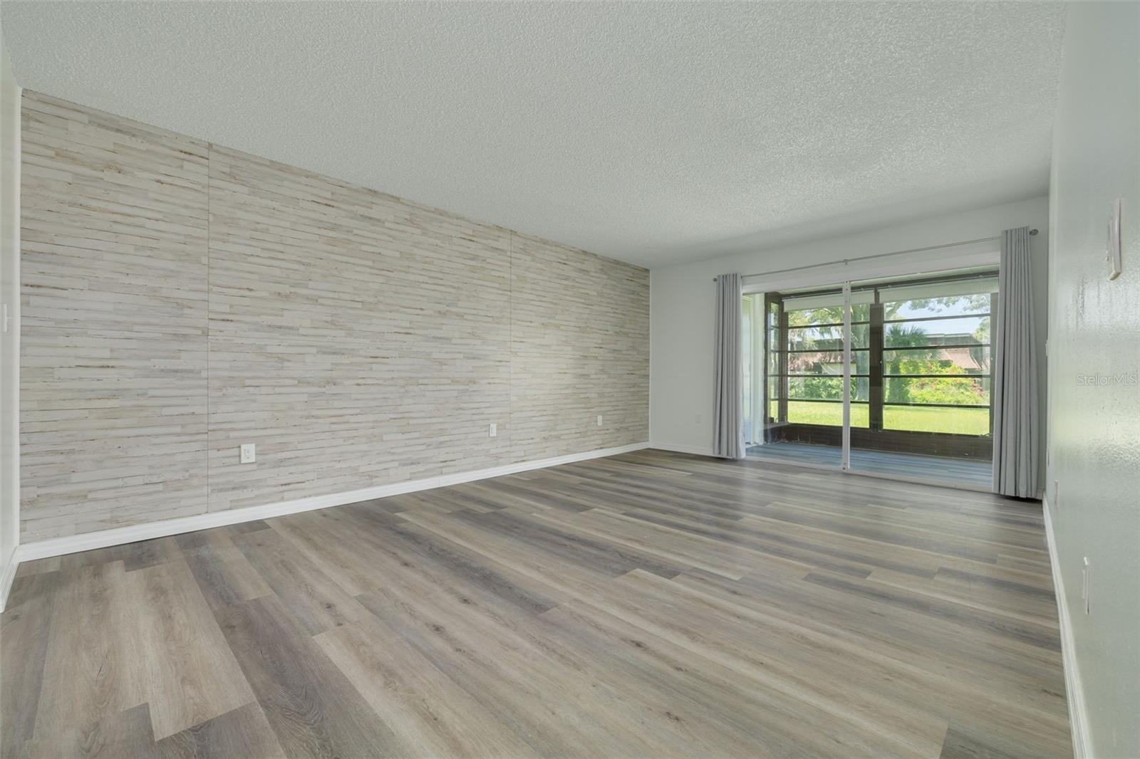 TB8521368