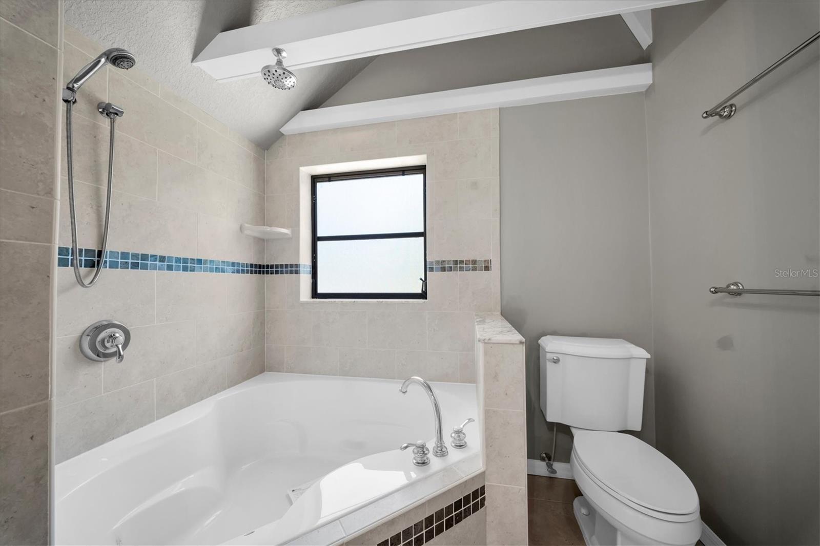 Primary BathroomTub/ shower combo