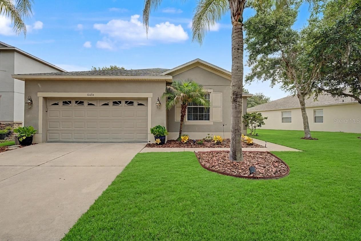 Spacious sideyard