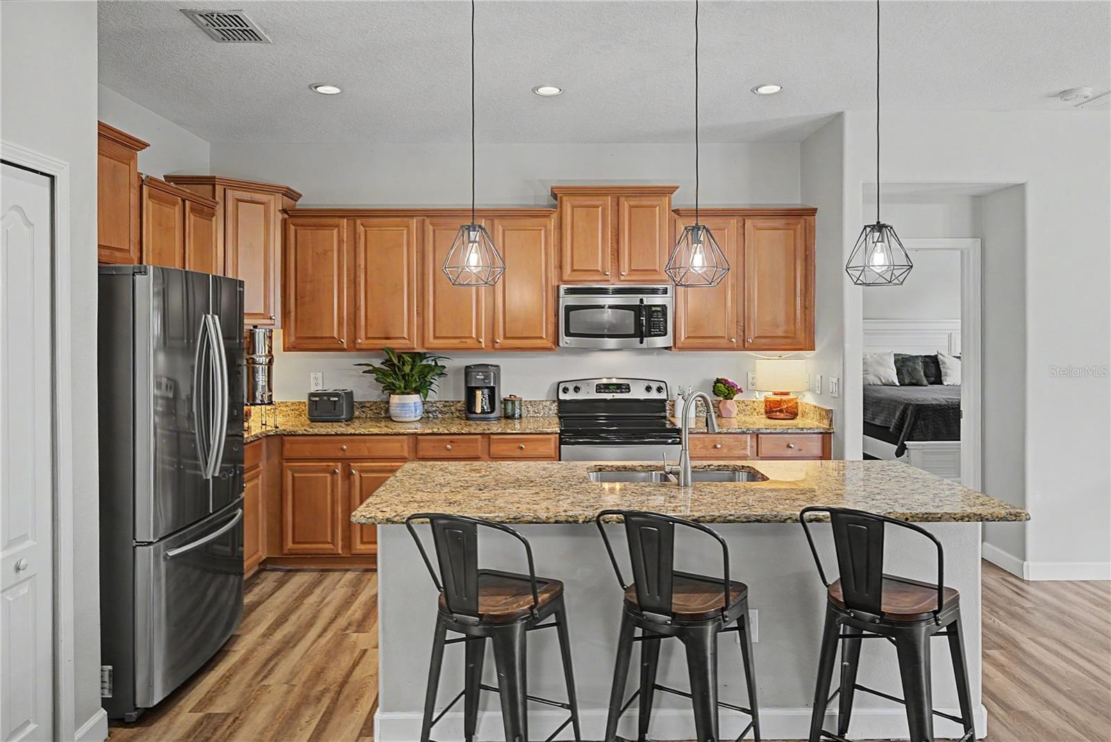 Breakfast bar, updated stainless appliances!