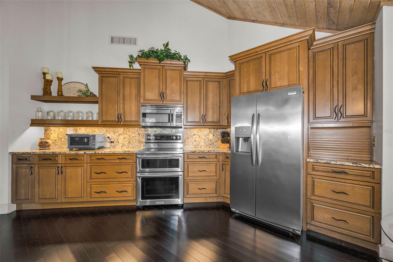 Lovely appliances, double oven, excellent storage, a kitchen to be proud of!