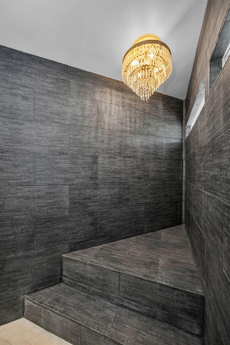 The shower seat, so great for a relaxing!