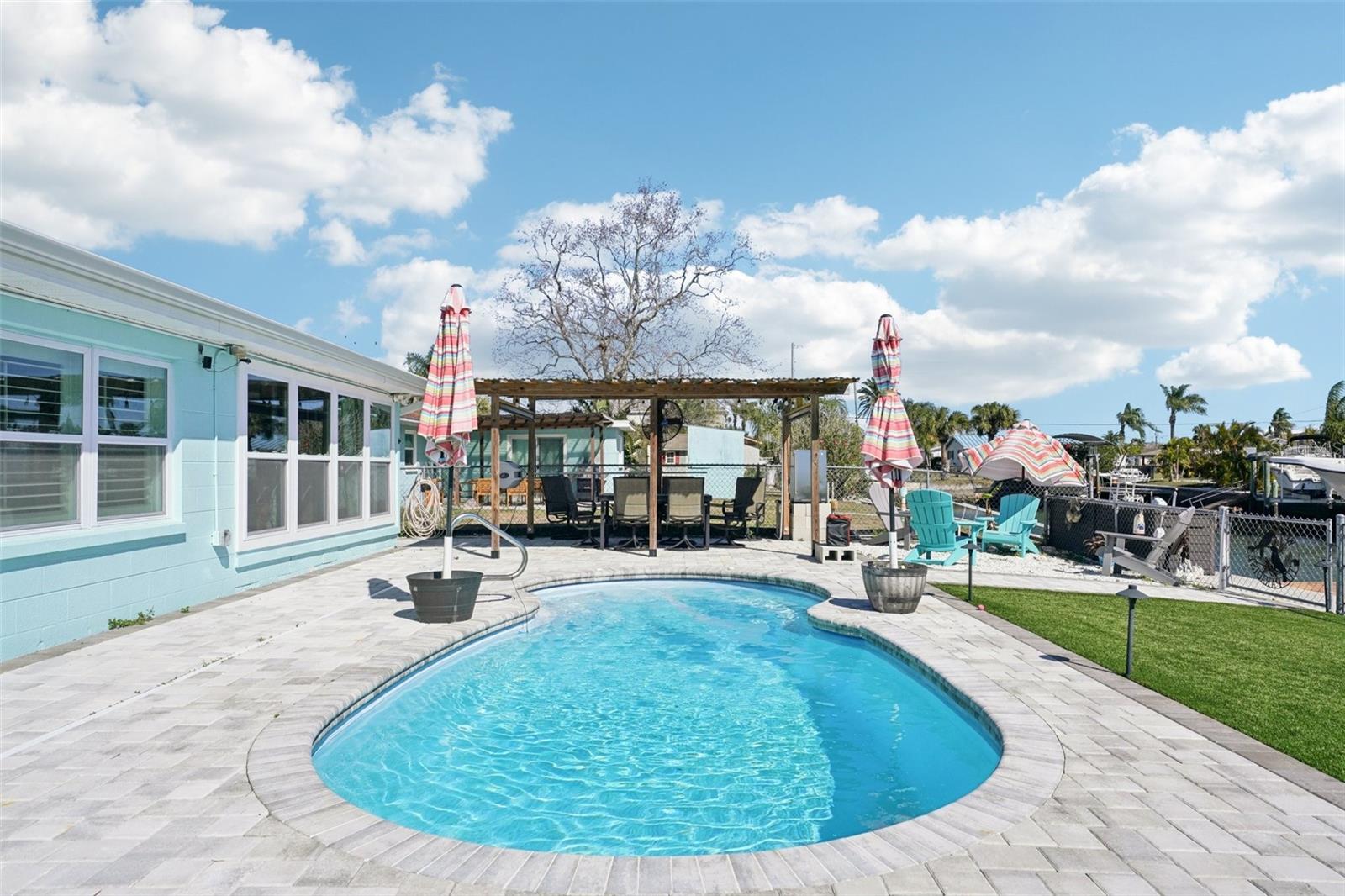 TB8521536