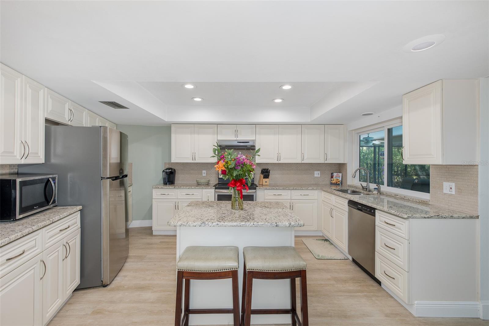 TB8521548