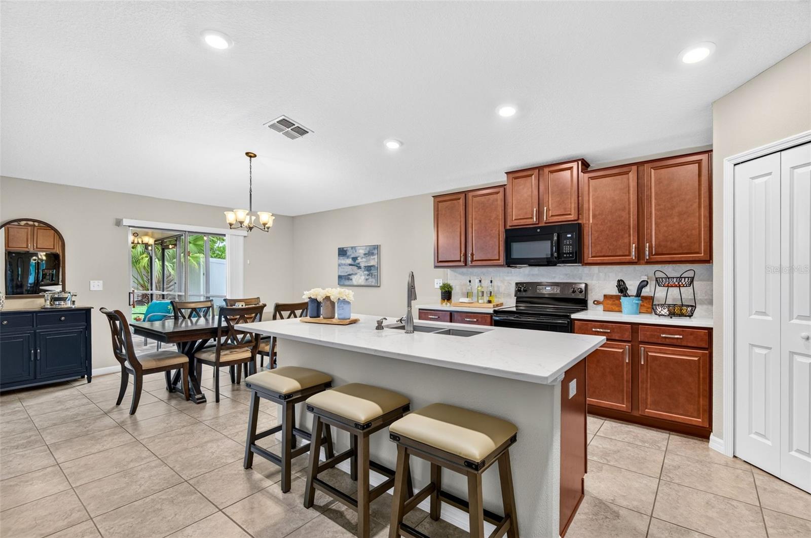 TB8521573