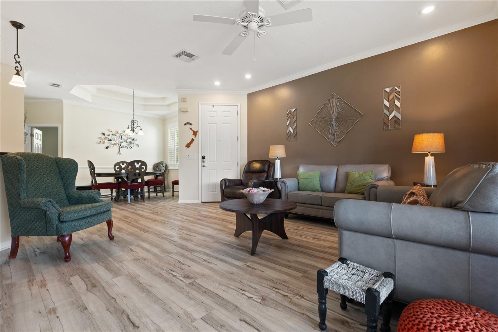 LIVING ROOM/DINING ROOM COMBO