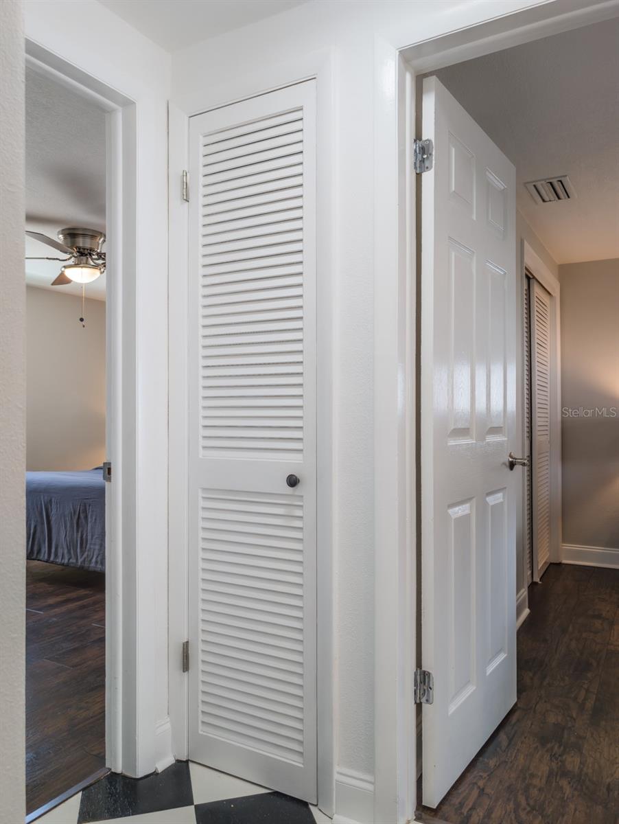 Hall detail between rooms