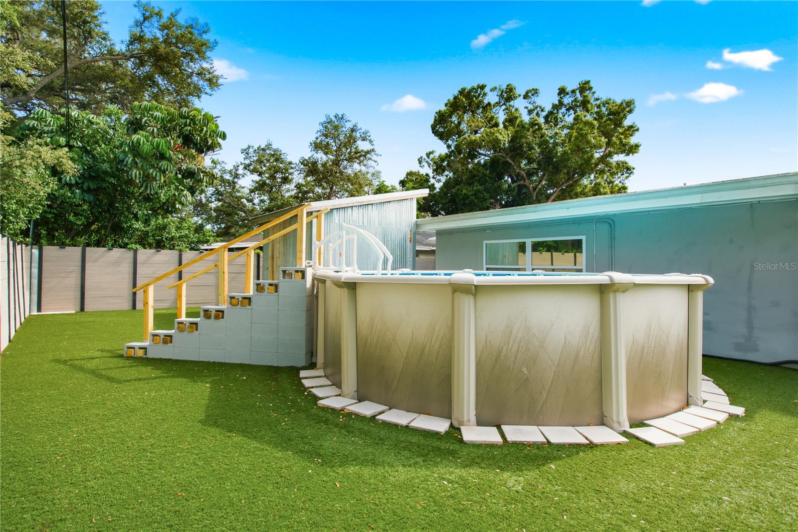Above ground pool