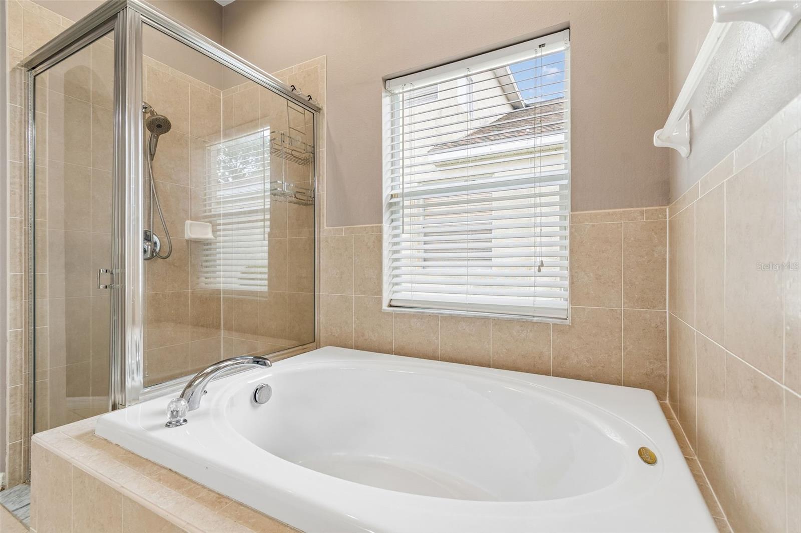 TB8521682
