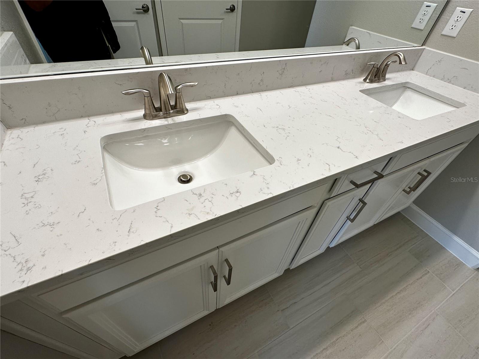 quartz countertops & double sinks