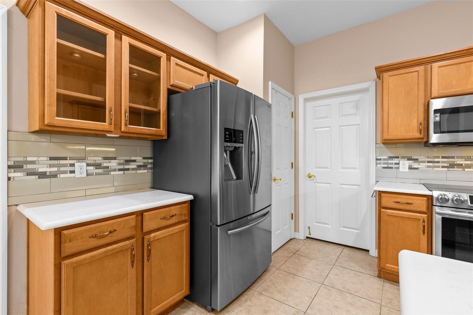 Glass front cabinets, stainless steel appliances