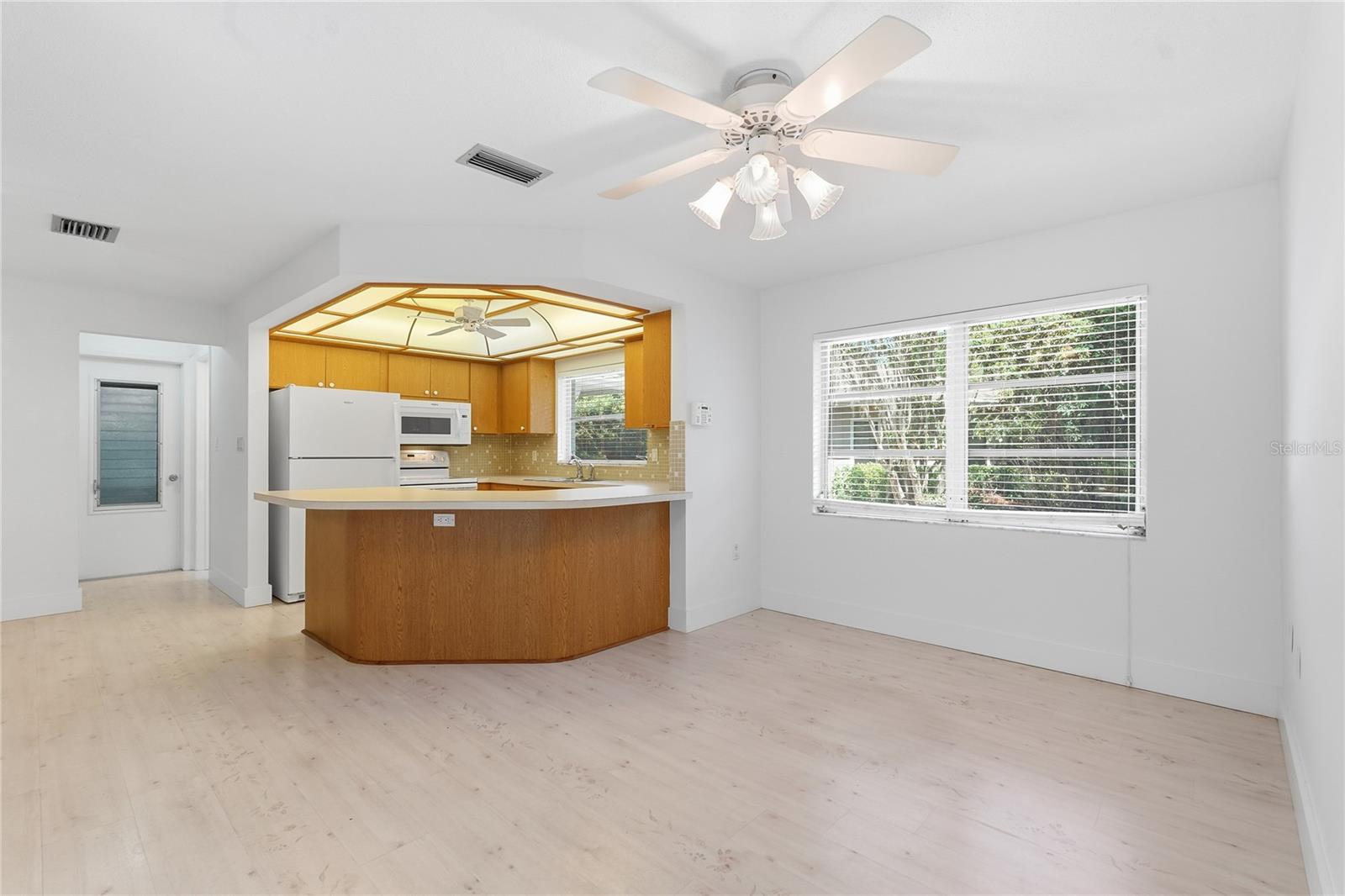 Kitchen / Breakfast Bar