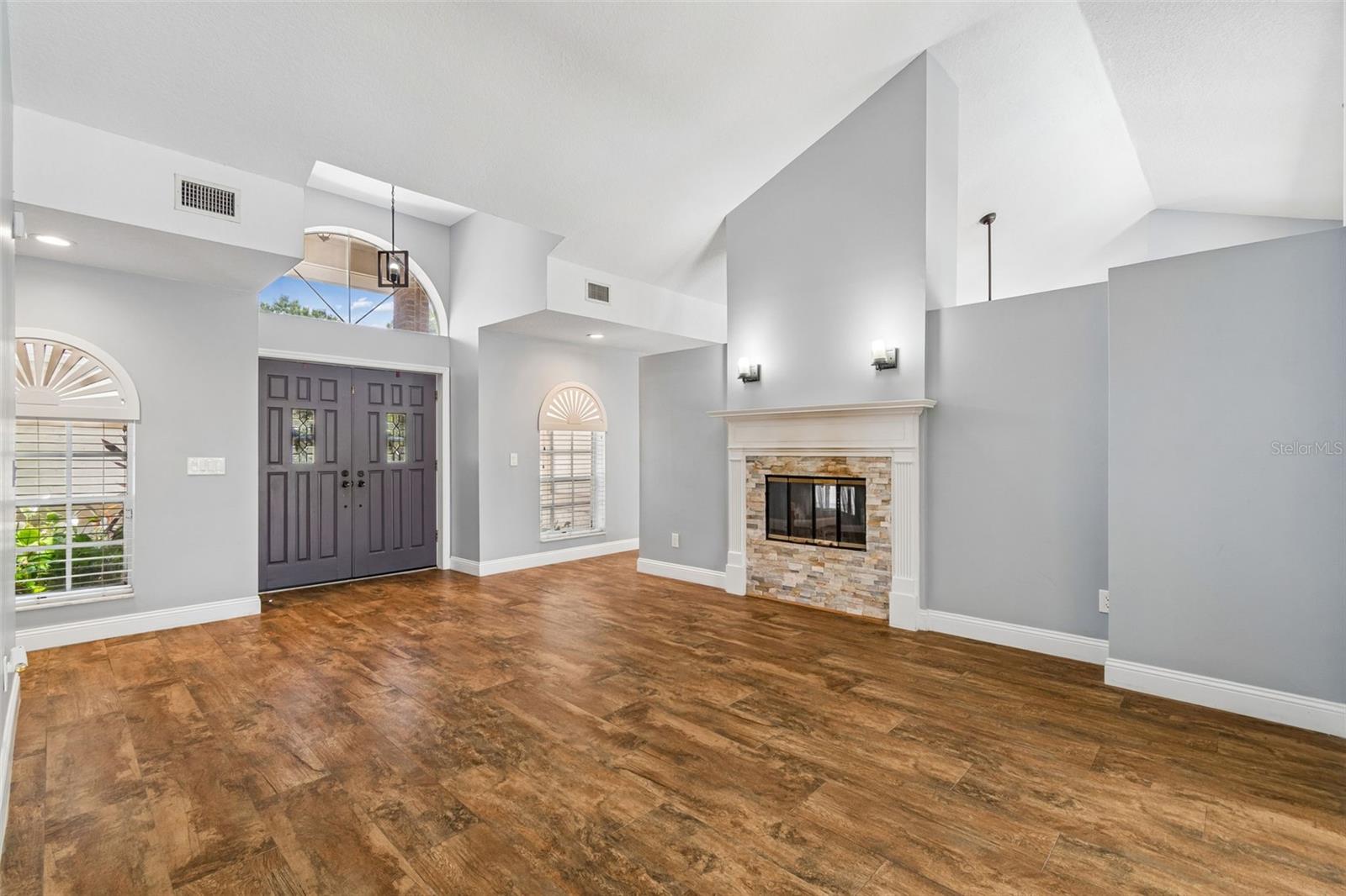 FOYER/ FORMAL SITTING AREA