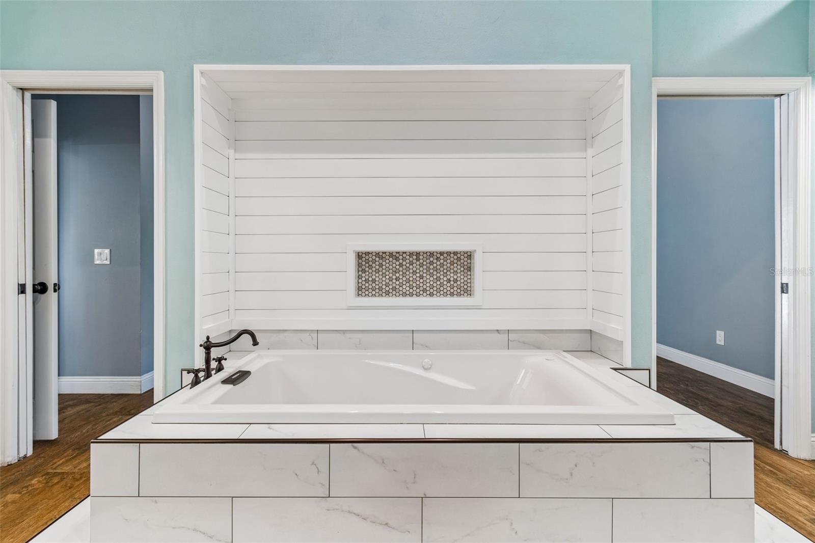 JETTED SOAKER TUB
