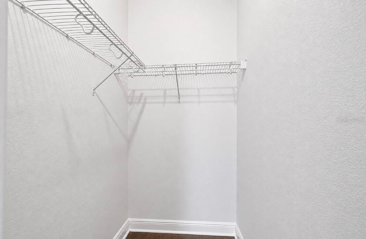 Guest room 2 walk-in closet
