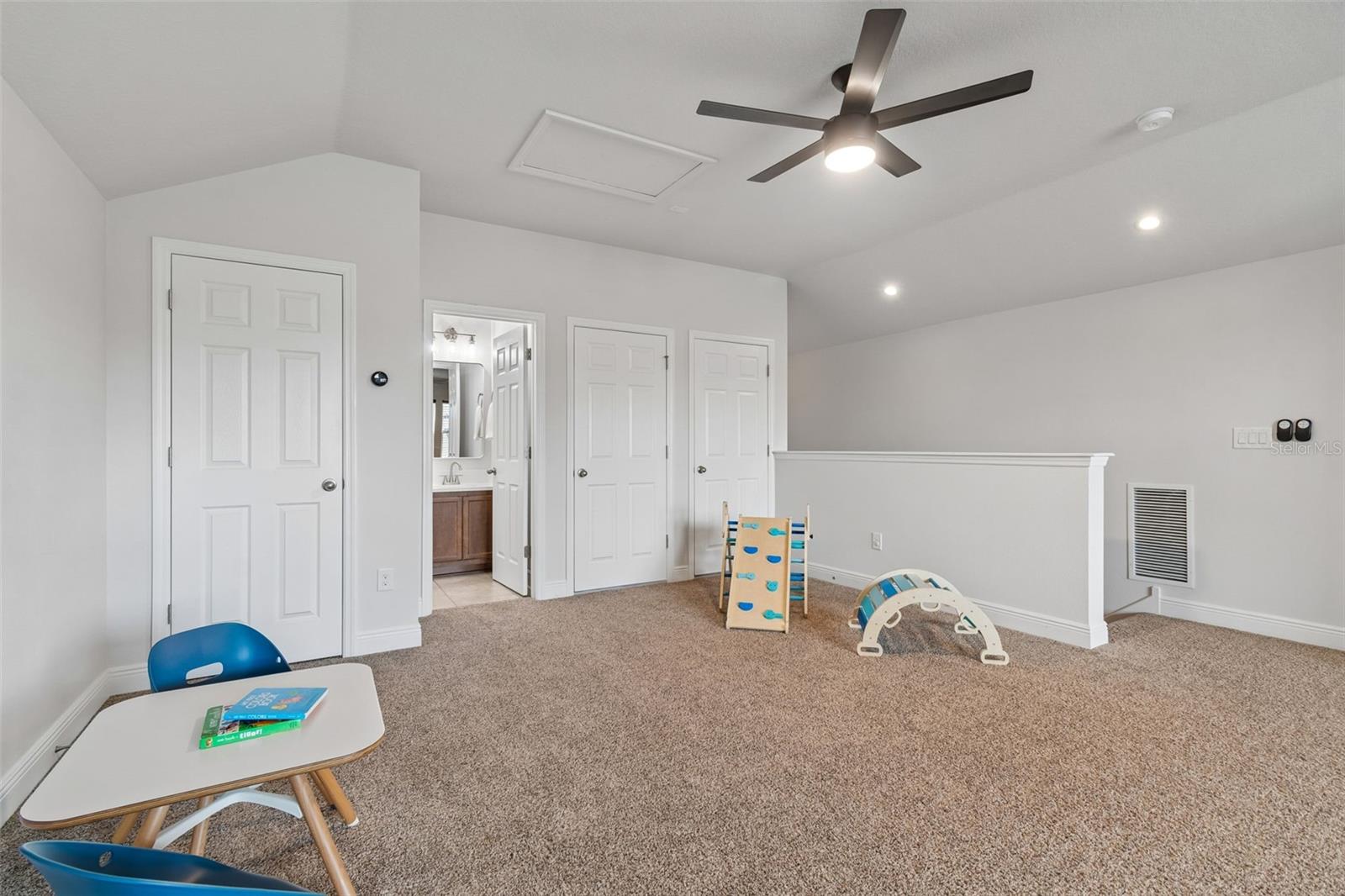 Bonus room with closet & half bath